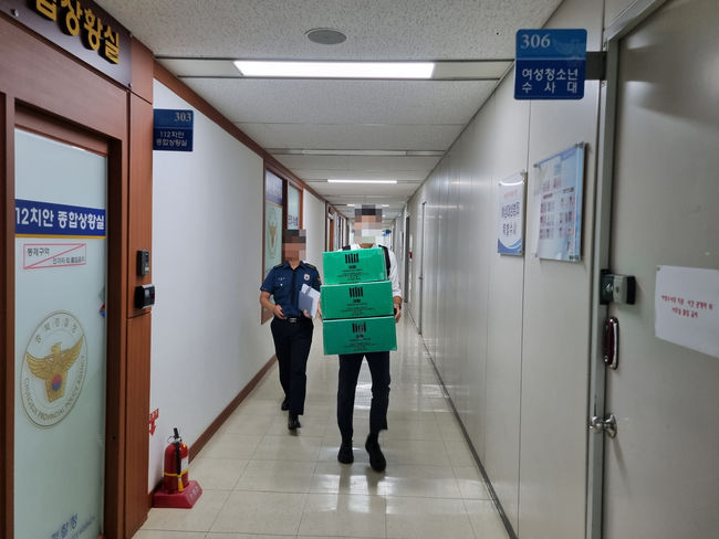  24일 검찰이 충북경찰청에서 청주 오송읍 궁평2지하차도 부실대응 의혹을 조사하기 위한 압수수색을 진행하고 있다.(사진=뉴시스 제공)