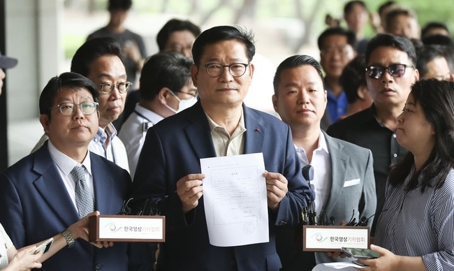  송영길 전 더불어민주당 대표가 25일 오전 서울 서초구 서울중앙지방검찰청에서 윤석열 대통령 공직선거법 위반 및 혐의 고발과 관련해 고발장 접수증을 들어보이고 있다.(사진=뉴시스 제공)
