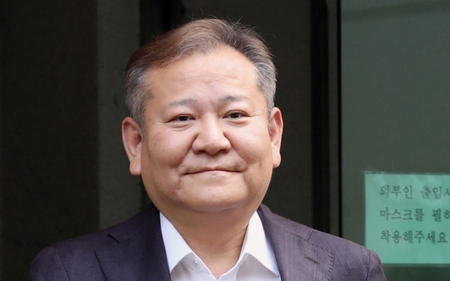 탄핵소추가 기각돼 업무에 복귀하는 이상민 행정안전부 장관이 25일 오후 서울 강남구 소재 자택을 나서고 있다. (사진=뉴시스 제공)