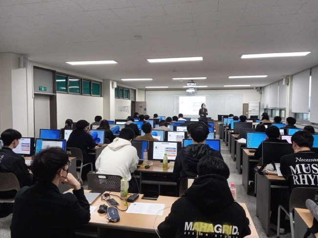 ‘취업설계 프로그램’을 수강하는 학생들(사진=동서울대 제공)