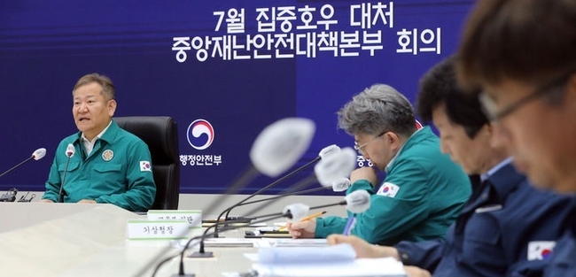  이상민 행정안전부 장관이 26일 세종시 정부세종청사 중앙재난안전상황실에서 열린 7월 집중호우 대처 중앙재난안전대책본부 회의에서 발언하고 있다.(사진=뉴시스 제공)