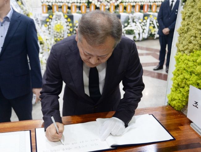  167일 만에 업무에 복귀한 이상민 행정안전부 장관이 26일 오전 충북 청주시 상당구 충북도청에 마련된 오송 지하차도 참사 희생자 합동분향소에서 방명록을 작성하고 있다. (사진=뉴시스 제공)