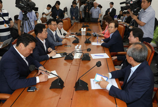  이양수 국민의힘 원내수석부대표, 송기헌 더불어민주당 원내수석부대표와 수해 관련 상임위 여야 간사들이 26일 국회에서 열린 여야 수해복구 태스크포스 첫 회의에서 수해 대책관련 논의를 하고 있다. (사진=공동취재사진/뉴시스)