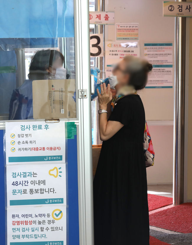 코로나19 신규확진자 수가 일일 4만명을 넘어서면서 재유행 조짐을 보이고 있다. 25일 서울 중구보건소 코로나19 선별검사소에서 시민들이 검사를 받고 있다.(사진=뉴시스 제공)