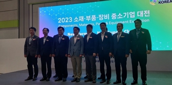 개막식에 참석한 내빈들이 단체 사진을 찍고 있다(사진=홍경의 기자)