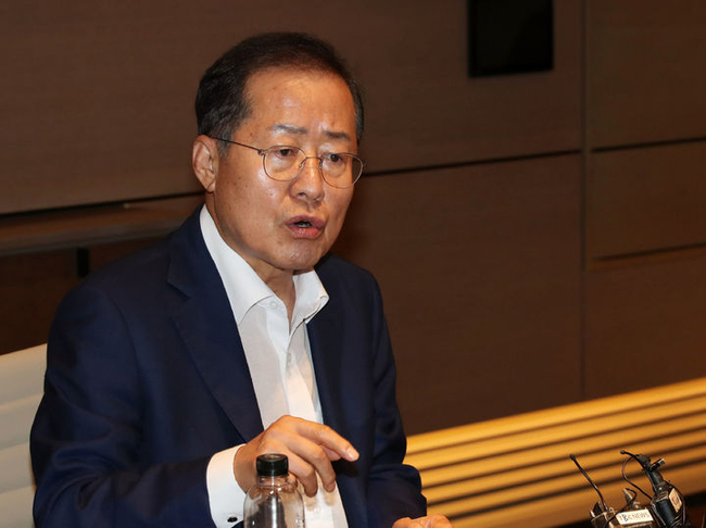 홍준표 대구시장이 29일 오후 서울 영등포구 페어몬트 앰배서더 서울 호텔에서 열린 기자간담회에서 취재진 질문에 답변하고 있다.(사진=뉴시스 제공)