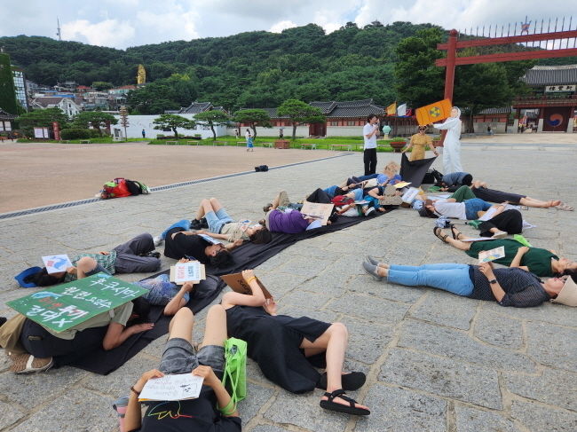 후쿠시마 방사성 오염수 해양투기가 가져올 재앙을 DIE-IN 퍼포먼스로 표현하고 있다.(사진=수원 공동행동 제공)