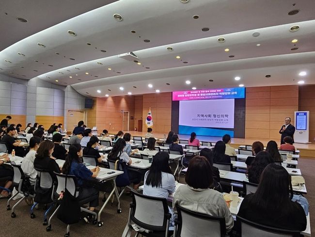 천안시 보건소는 27일 읍면동 복지 담당 공무원과 통합사례관리자를 대상으로 정신질환, 중독, 자살 관련 역량강화 교육을 실시했다. (사진=천안시 제공)
