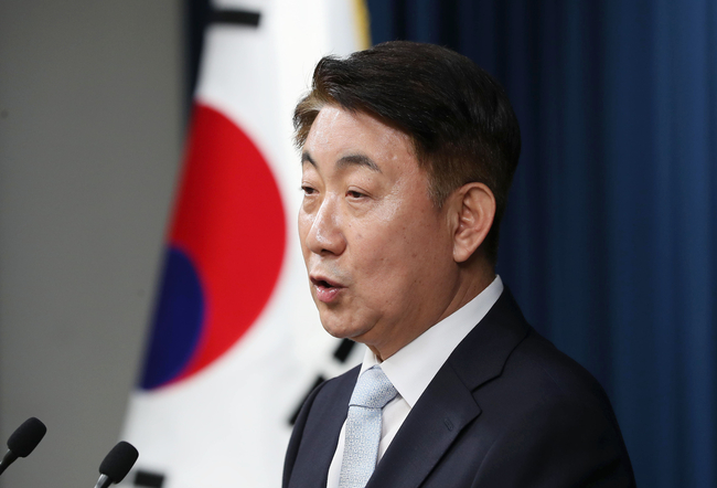 방송통신위원장으로 지명된 이동관 대통령실 대외협력특별보좌관이 28일 서울 용산 대통령실 청사에서 소감을 밝히고 있다.(사진=뉴시스 제공)