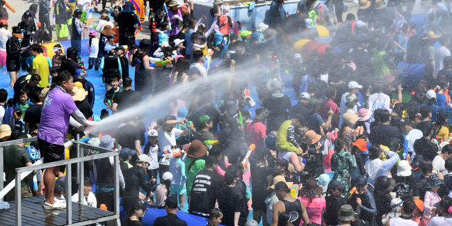 연일 찜통 더위가 이어지고 있는 30일 전남 장흥군 장흥읍 탐진강변 내 정남진 장흥 물 축제 주무대 주변 풀장에서 대규모 물총 싸움이 펼쳐지고 있다.(사진=뉴시스 제공)