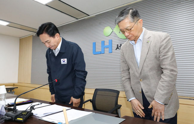 원희룡 국토교통부 장관(왼쪽) 이한준 한국토지주택공사 사장이 30일 오후 서울 강남구 LH 서울지역본부에서 열린 시흥은계 지구 수돗물 이물질 및 LH 무량판 조사 결과 관련 긴급안전점검회의에서 고개숙여 사과하고 있다.(사진=뉴시스 제공)