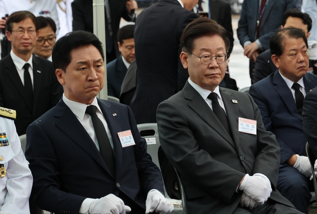 김기현 국민의힘 대표와 이재명 더불어민주당 대표가 29일 경기 평택시 해군 2함대 사령부에서 열린 제2연평해전 승전 21주년 기념행사에 참석해 있다. (사진=공동취재/뉴시스 제공)