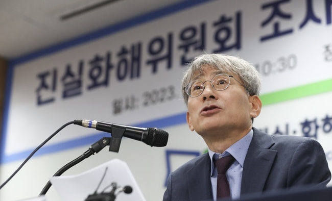 김광동 진실화해위원회 위원장이 지난 5월25일 오전 서울 중구 진실·화해를 위한과거사정리위원회 대회의실에서 열린 진실화해위원회 조사개시 2주년 기자간담회에서 인사말을 하고 있다. (사진=뉴시스 제공)