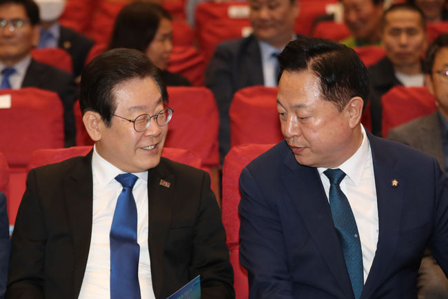 이재명 더불어민주당 대표와 김두관 의원이 4월 19일 오후 서울 여의도 국회의원회관에서 열린 다문화위원회 출범식에서 대화하고 있다.(사진=뉴시스 제공)
