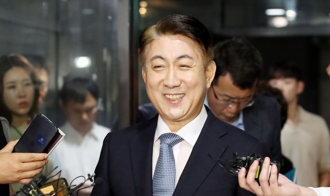 방송통신위원회 위원장 후보자에 지명된 이동관 대통령실 대외협력특별보좌관이 1일 오전 경기도 과천시 정부과천청사 인근에 마련된 사무실로 출근하며 취재진 질문에 답하고 있다.(사진=뉴시스 제공)