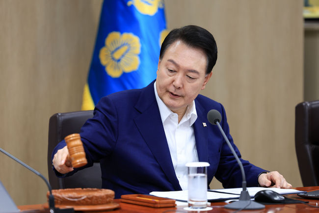윤석열 대통령이 1일 서울 용산 대통령실 청사에서 국무회의를 주재하고 있다. (사진=대통령실/뉴시스 제공)