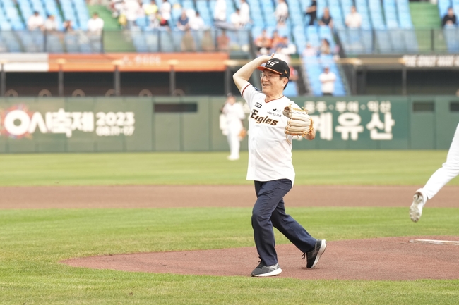 2일 대전 이글스파크에서 열린 한화이글스 경기에서 박상돈 시장이 박람회의 성공을 기원하며 힘찬 시구를 던지고 있다. (사진=천안시 제공)