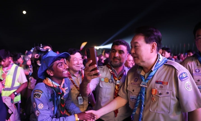  2023 새만금 세계스카우트 잼버리에서 발생한 온열환자가 100명이 넘어서자 휴가에 나선 윤석열 대통령은 4일 긴급 대응 지시에 나섰다. 사진은 지난 2일 잼버리 개영식에서 스카우트 대원들과 인사하는 윤 대통령의 모습. (사진=대통령실 제공)