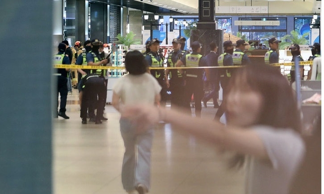 경찰이 3일 오후 묻지마 흉기난동이 발생한 경기도 성남시 분당구 서현역 한 백화점에서 사건현장을 통제하고 있다. 피의자 A씨는 경차를 몰고 서현역 앞 인도로 돌진, 보행자 다수를 충격한 뒤 내려 역사 안으로 들어가 흉기를 휘두른 것으로 전해졌다. 현재 파악된 부상자는 차량 충격 4명에 흉기 피해 9명 등 13명이다.(사진=뉴시스 제공)