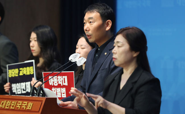 김용민 더불어민주당 의원이 지난 8월 1일 오전 서울 여의도 국회에서 교권보호입법 발의 관련 기자회견을 열고 발언하고 있다.