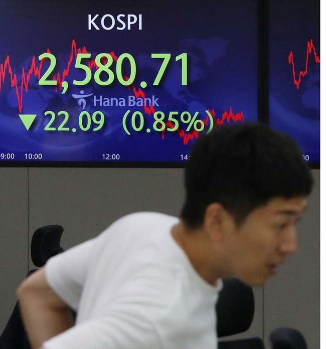  7일 서울 중구 하나은행 딜링룸에서 딜러들이 업무를 보고 있다. 이날 코스피는 전 거래일(2602.80)보다 22.09포인트(0.85%) 내린 2580.71에, 코스닥지수는 전 거래일(935.97)보다 20.21포인트(2.20%) 하락한 898.22에, 서울 외환시장에서 원·달러 환율은 전 거래일(1309.8원)보다 3.6원 내린 1306.2원에 마감했다. (사진=뉴시스 제공)