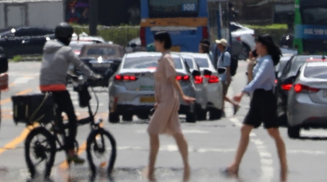 전국에 폭염이 이어지고 있는 가운데 7일 서울 서강대교 아래 그늘을 찾은 시민들이 더위를 피하고 있다.(사진=뉴시스 제공)