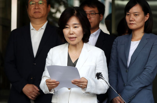 김은경 더불어민주당 혁신위원장이 3일 오전 서울 여의도 국회 더불어민주당사 앞에서 '노인 폄하' 논란과 관련해 사과 기자회견을 하고 있다.(사진=뉴시스 제공)