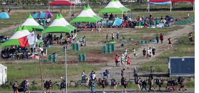 8일 오전 전북 부안군 '2023 세계스카우트잼버리' 야영지에서 청소년 스카우트 대원들이 조기 철수 준비를 하고 있다. 세계스카우트연맹은 전날인 7일 태풍 '카눈'이 한반도를 향해 북상함에 따라 정부와 협의해 잼버리 대회가 열리고 있는 새만금 야영지에서 조기 철수하기로 결정했다. (사진=뉴시스 제공)