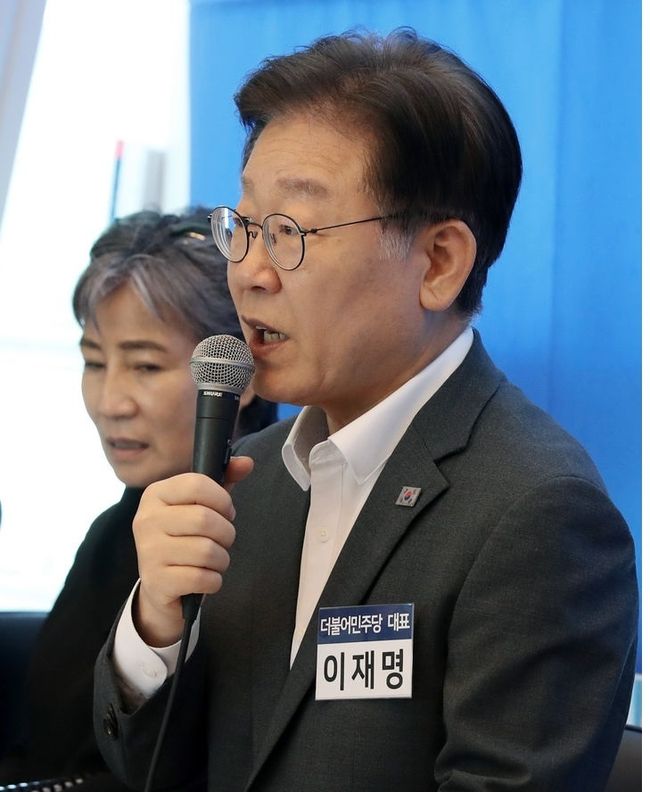 이재명 더불어민주당 대표가 8일 경기 광명시자영업지원센터에서 열린 취약차주 소상공인·자영업자 보호를 위한 현장간담회에서 발언하고 있다.(사진=뉴시스 제공)