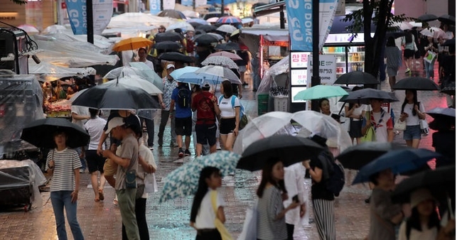  수요일인 9일은 태풍 '카눈'이 북상함에 따라 전국이 태풍 영향권에 들며 강풍과 폭우가 시작되겠다. 사진은 지난달 30일 오후 서울 명동거리에서 우산을 쓴 시민들이 길을 걷고 있는 모습. (사진=뉴시스 제공)