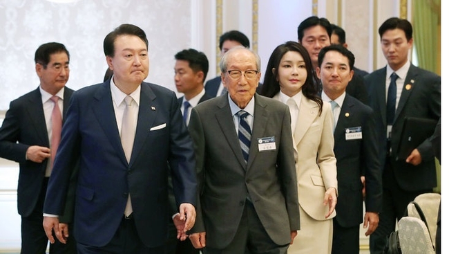 윤석열 대통령과 부인 김건희 여사가 9일 청와대 영빈관에서 열린 독립유공자 및 유족 초청 오찬에 김영관 애국지사와 함께 입장하고 있다.(사진=뉴시스 제공)