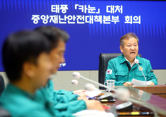 이상민 행정안전부 장관이 10일 오전 서울 종로구 정부서울청사에서 열린 태풍 '카눈' 대처 중앙재난안전대책본부 회의에 참석해 발언하고 있다.(사진=뉴시스 제공)