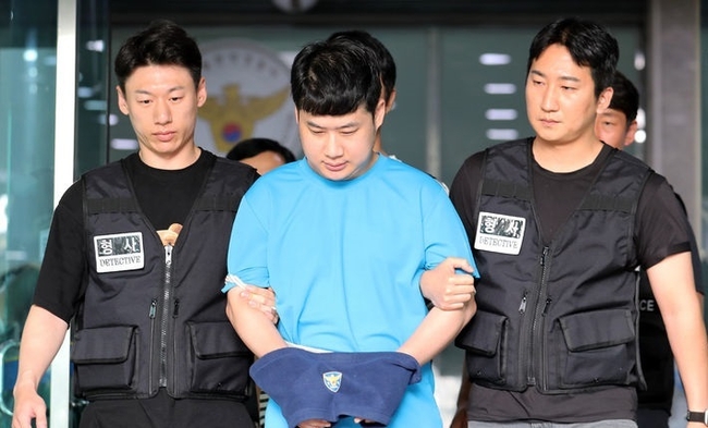 서울 관악구 신림동에서 일면식도 없는 행인들에게 흉기를 휘둘러 1명을 숨지게 하고 3명에게 중상을 입힌 혐의로 구속된 조선(33)이 11일 구속기소됐다. 사진은 지난달 28일 오전 서울 관악구 서울관악경찰서에서 조선이 검찰로 송치되고 있는 모습. (사진=뉴시스 제공)