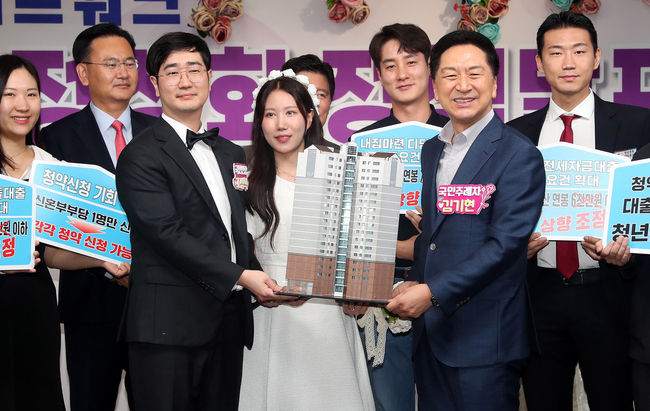김기현 국민의힘 당 대표가 11일 오전 서울 여의도 국민의힘 당사에서 열린 '국민의힘 청년정책네트워크 결혼 페널티 정상화 정책 발표'에서 예비 신혼부부 등 참석자와 기념촬영을 하고 있다.(사진=뉴시스 제공)
