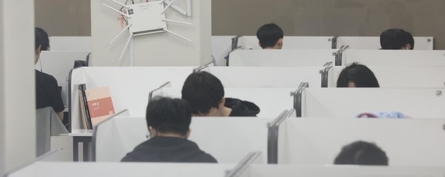  지난달 2일 서울 양천구 종로학원 목동본원에서 수험생들이 자습을 하고 있다. (사진=뉴시스 제공)