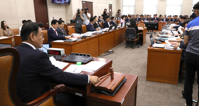 김교흥 행안위원장이 6월 22일 국회에서 열린 행정안전위원회 전체회의에서 의사봉을 두드리고 있다.(사진=뉴시스 제공)