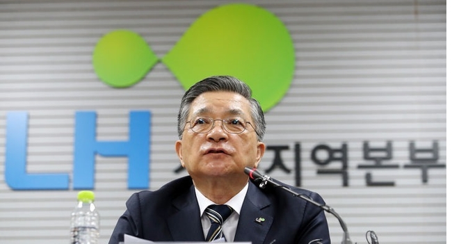 이한준 한국토지주택공사(LH) 사장이 지난 11일 오전 서울 강남구 LH 서울지역본부에서 열린 긴급 기자회견에서 발언하고 있다. (사진=뉴시스 제공)