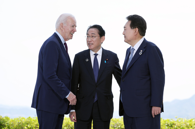 윤석열 대통령이 5월 21일 히로시마 G7 정상회의장인 그랜드프린스호텔에서 조 바이든 미국 대통령, 기시다 후미오 일본 총리와 한미일 정상회담을 하고 있다. (사진=뉴시스 제공)
