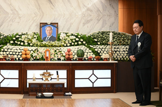 윤석열 대통령이 15일 서울 서대문구 신촌세브란스병원 장례식장에 마련된 부친 고 윤기중 연세대 명예교수 빈소를 지키고 있다. (사진=대통령실/뉴시스 제공)