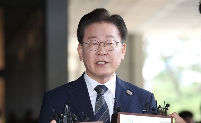 이재명 더불어민주당 대표가 17일 오전 서울 서초구 서울중앙지검에서 백현동 특혜 의혹 관련해 출석 전 입장을 밝히고 있다.(사진=뉴시스 제공)