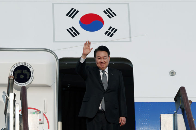 한미일 정상회의를 위해 미국으로 출국하는 윤석열 대통령이 17일 경기도 성남 서울공항에 도착해 공군 1호기 탑승 전 손 흔들어 인사하고 있다. (사진=대통령실 제공) 