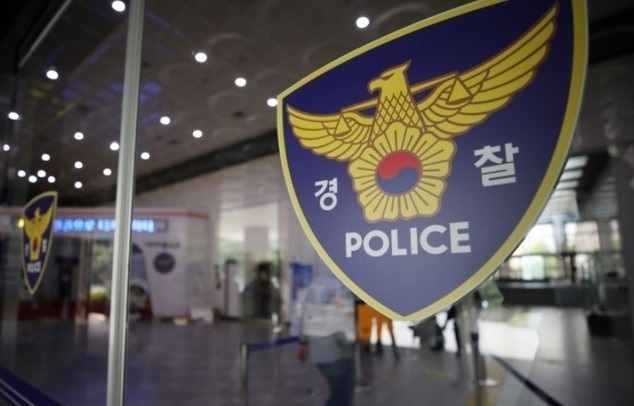 대낮 서울 관악구의 한 산속 둘레길에서 여성을 때리고 성폭행한 혐의를 받는 30대 남성이 경찰에 붙잡혔다. 사진은 경찰 마크(사진=뉴시스 제공)