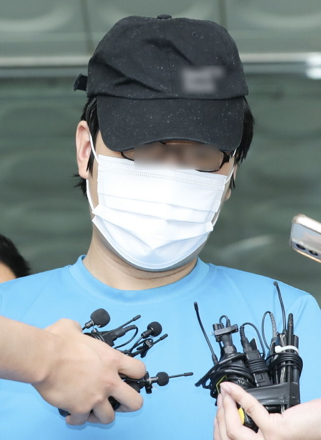 서울 관악구 신림동 공원에서 벌어진 성폭행 사건 피의자 최 모씨가 19일 서울 관악구 관악경찰서에서 구속 전 피의자 심문(영장실질심사)을 받기 위해 법원으로 송치에 앞서 취재진 질문에 답하고 있다. (사진=뉴시스 제공)