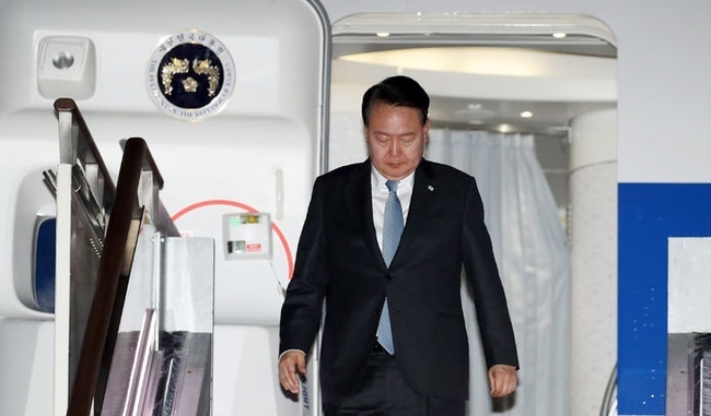 한미일 정상회의 일정을 마치고 귀국한 윤석열 대통령이 20일 경기도 성남 서울공항에 도착해 공군 1호기에서 내리고 있다. (사진=뉴시스 제공)