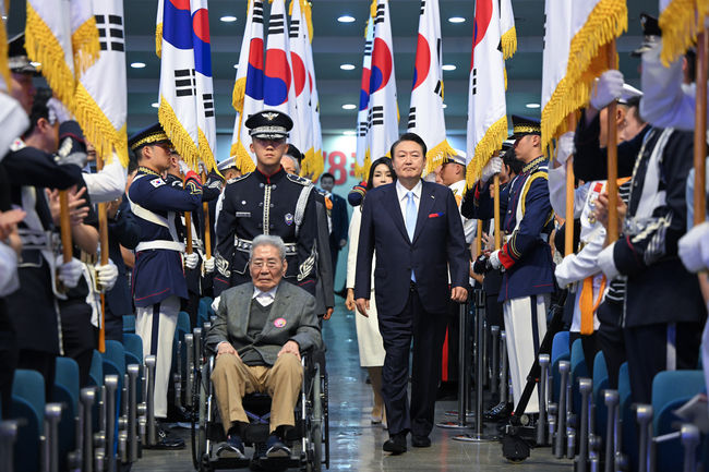 윤석열 대통령과 부인 김건희 여사가 지난 15일 오전 서울 서대문구 이화여대 대강당에서 열린 제78주년 광복절 경축식에서 오성규, 김영관 애국지사 등과 동반입장하고 있다. (사진=대통령실 제공)