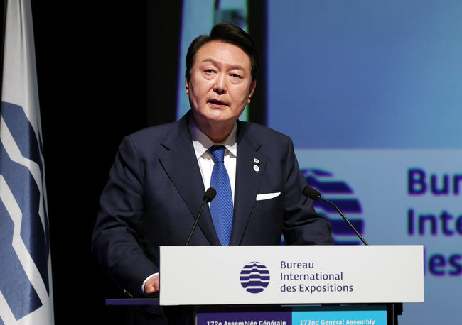 윤석열 대통령이 지난 6월 20일(현지시간) 파리 이시레물리노에서 열린 제172차 국제박람회기구(BIE) 총회에서 진행된 2030 세계박람회 경쟁 프레젠테이션(PT)에서 부산엑스포 유치를 위한 영어 연설을 하고 있다. (공동취재)