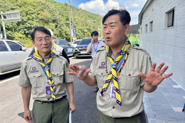 김관영 전북 도지사가 지난 4일 전북 부안군 직소천에 마련된 새만금잼버리 영외 과정 활동장인 물놀이 체험장 시설 점검차 방문하여 만난 기자들에게 스카우트 대원들은 밤마다 즐겁게 보내고 있다고 상황을 설명하고 있다.
