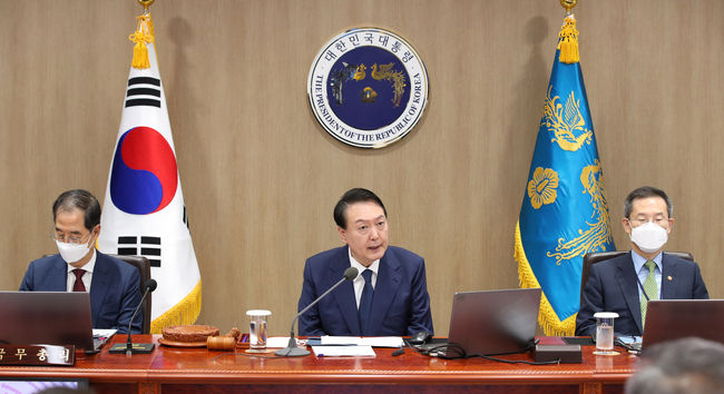 윤석열 대통령이 12일 서울 용산 대통령실 청사에서 열린 임시 국무회의를 주재하고 있다.