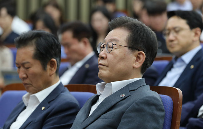 이재명 더불어민주당 대표가 16일 오후 서울 여의도 국회에서 열린 의원총회에서 박광온 원내대표와 발언을 듣고 있다.