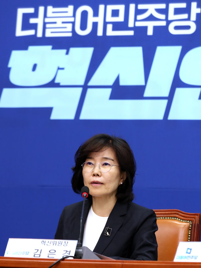 더불어민주당 혁신위원장이 10일 오후 서울 여의도 국회에서 열린 혁신안 발표에서 발언을 하고 있다.